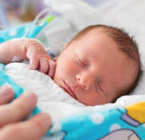 Когда новорожденный ребенок начинает слышать и видеть после рождения: этапы развития слуха и зрения по месяцам