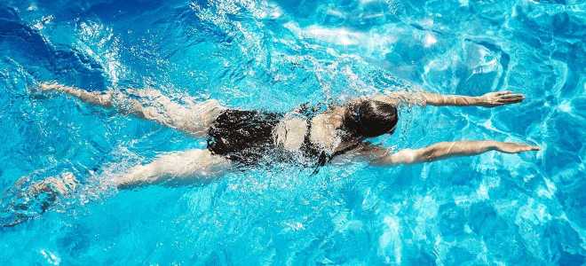 Можно ли плавать во время месячных